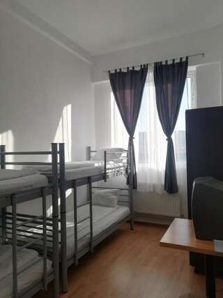 Хостелы Hostel Valcea Рымнику-Вылча Кровать в общем номере для женщин с 4 кроватями-3