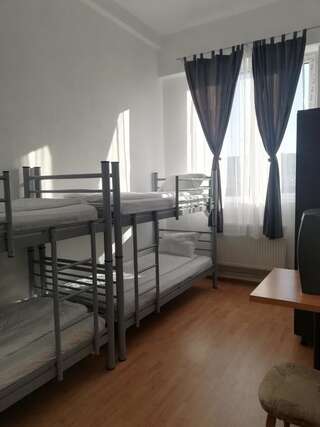 Хостелы Hostel Valcea Рымнику-Вылча Кровать в общем номере для женщин с 4 кроватями-5