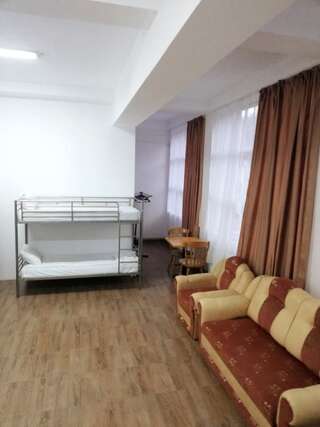 Хостелы Hostel Valcea Рымнику-Вылча Кровать в общем номере для мужчин-6