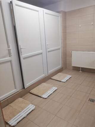 Хостелы Hostel Valcea Рымнику-Вылча Двухместный номер с 1 кроватью и общим туалетом-27